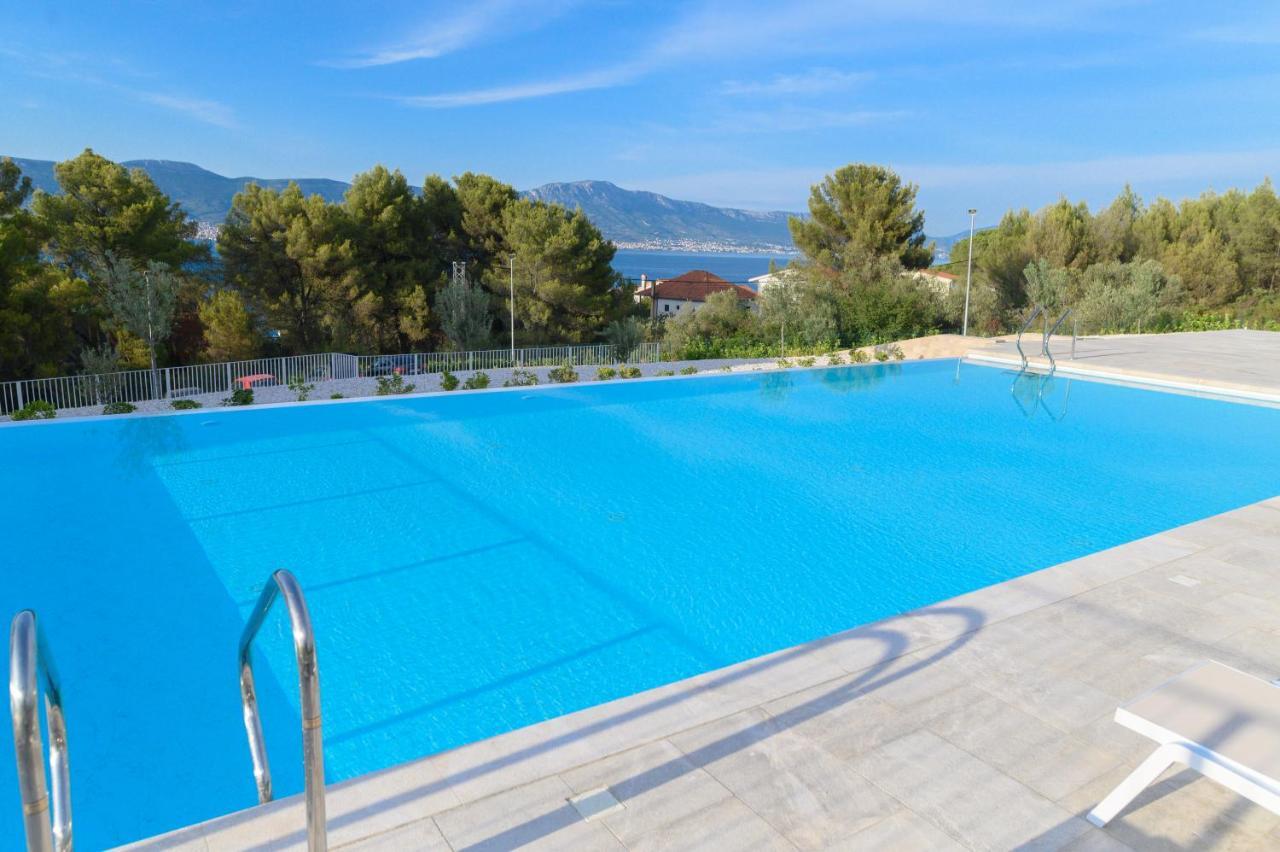 Malo More Resort Arbanija エクステリア 写真