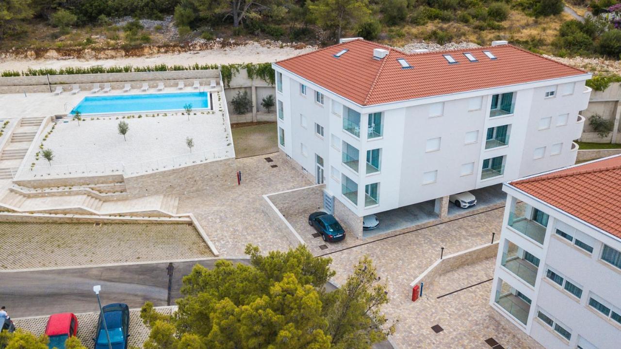 Malo More Resort Arbanija エクステリア 写真